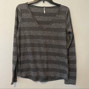 Buckle BKE Long Sleeve V-Neck Shirt | Medium